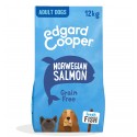 Edgard Cooper mit frischem norwegischem Lachsfleisch für Hunde
