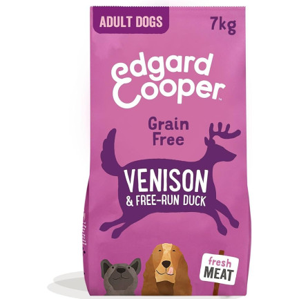 Edgard y Cooper con carne fresca de venado y pato para perros
