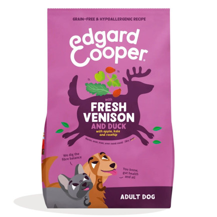 Edgard y Cooper con carne fresca de venado y pato para perros